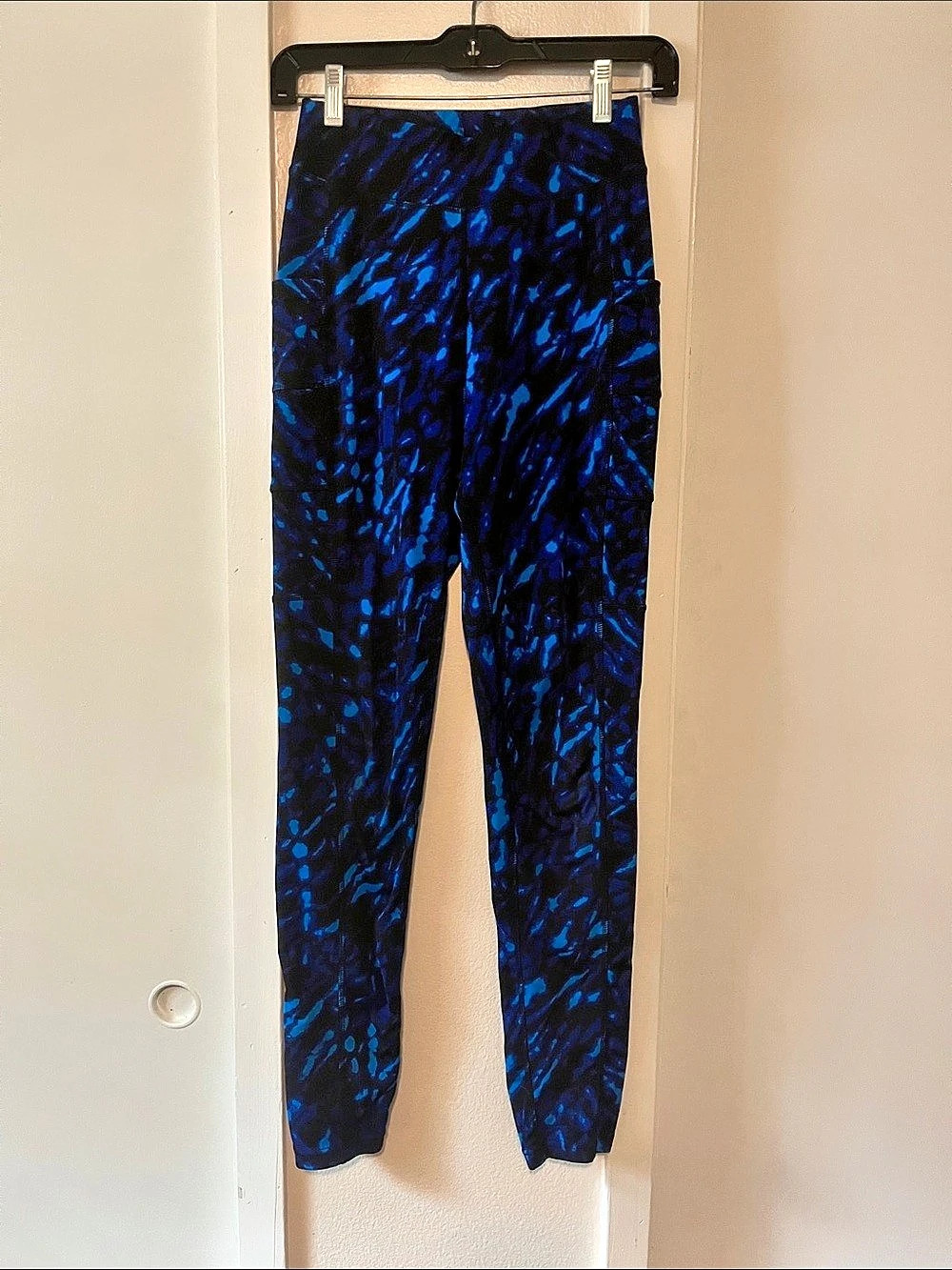 Pop Fit Abstract Print Leggings in Black & Blue Like New